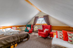 fotele czerwone przy oknie widok-2