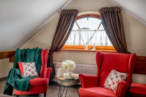 fotele czerwone przy oknie