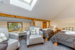 krzesła z łóżkami